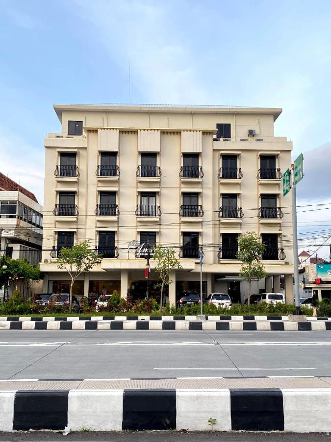 The Amrani Syariah Surakarta (Solo)